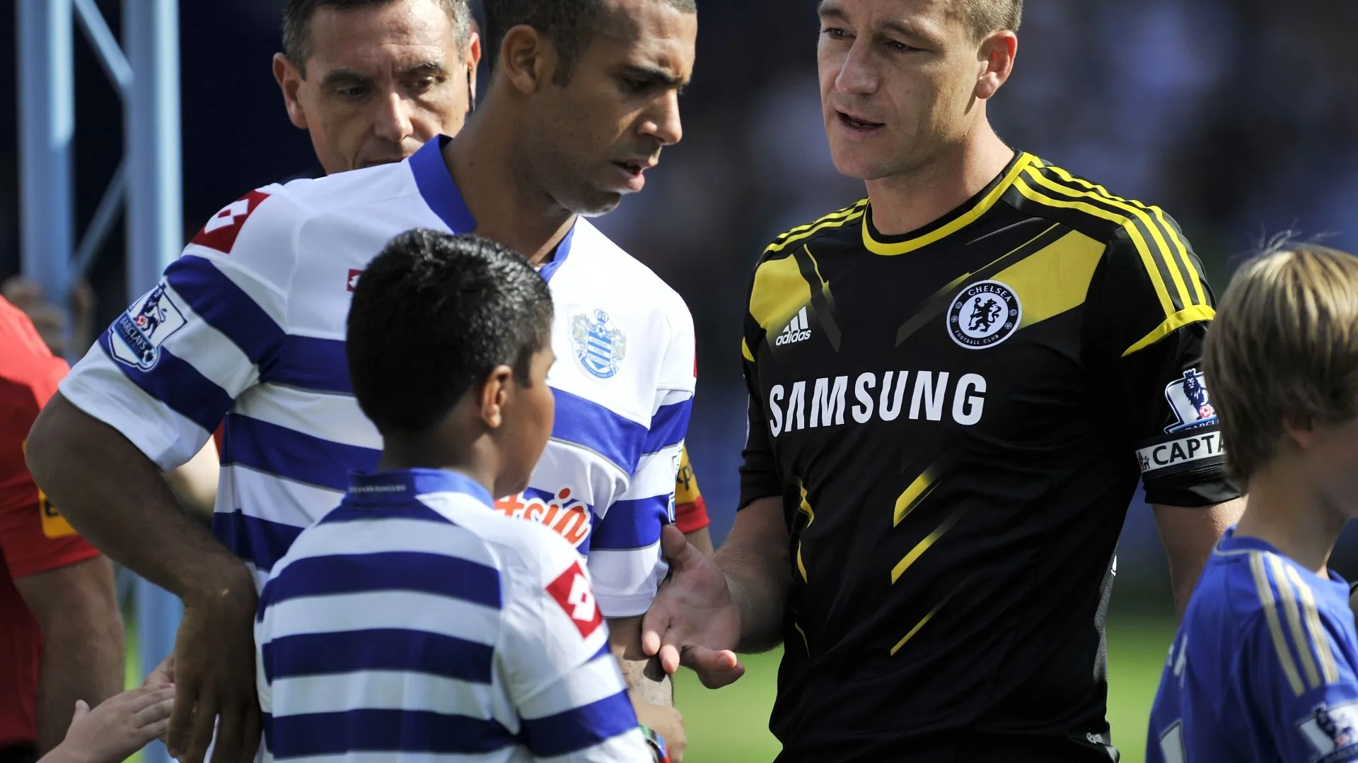 Anton Ferdinand (esq.), que acusou John Terry de racismo, tirou a mão na hora de cumprimentar o zagueiro do Chelsea; ele fez o mesmo com o lateral Ashley Cole - Glyn Kirk/AFP