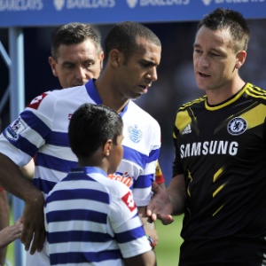 Anton Ferdinand (esq.) tirou a mão na hora de cumprimentar o zagueiro do Chelsea  - Glyn Kirk/AFP