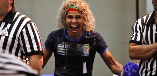 Brasileira Chris Regiane comemora uma de suas vitórias no Mundial de Luta de Braço - Leandro Soares/UOL