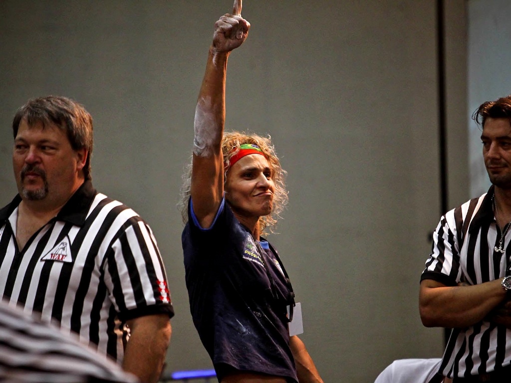 Chris Regiane comemora vitória no Mundial de luta de braço, em São Vicente - undefined