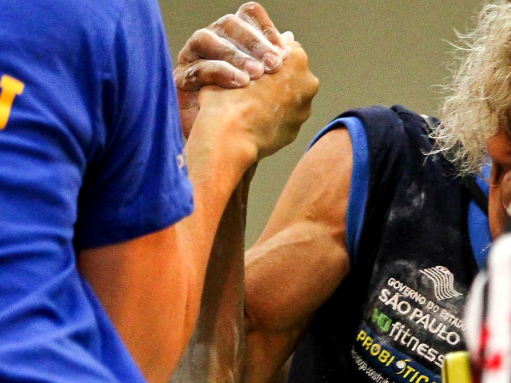 Chris Regiane, do Brasil, enfrenta sueca durante o Mundial de Luta de Braço, em São Vicente (SP) - undefined