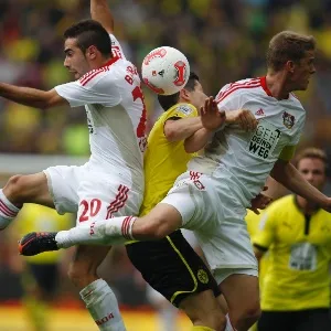 Dois zagueiros do Bayer Leverkusen "espremem" atacante Lewandowski, do Borussia Dortmund - Ina Fassbender/Reuters