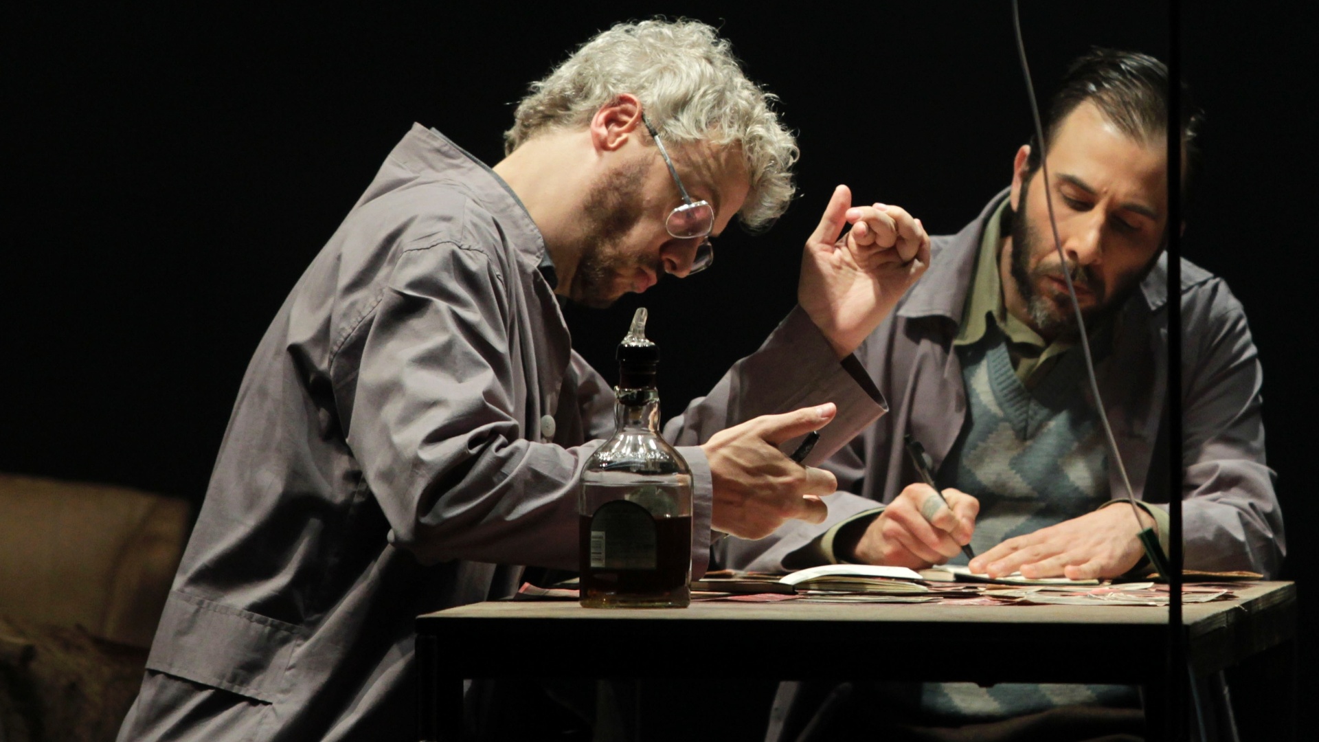 Guilherme Weber e Danilo Grangheia em cena de "O Livro de Itens do Paciente Estevão" (14/09/2012) - Fernando Donasci/UOL