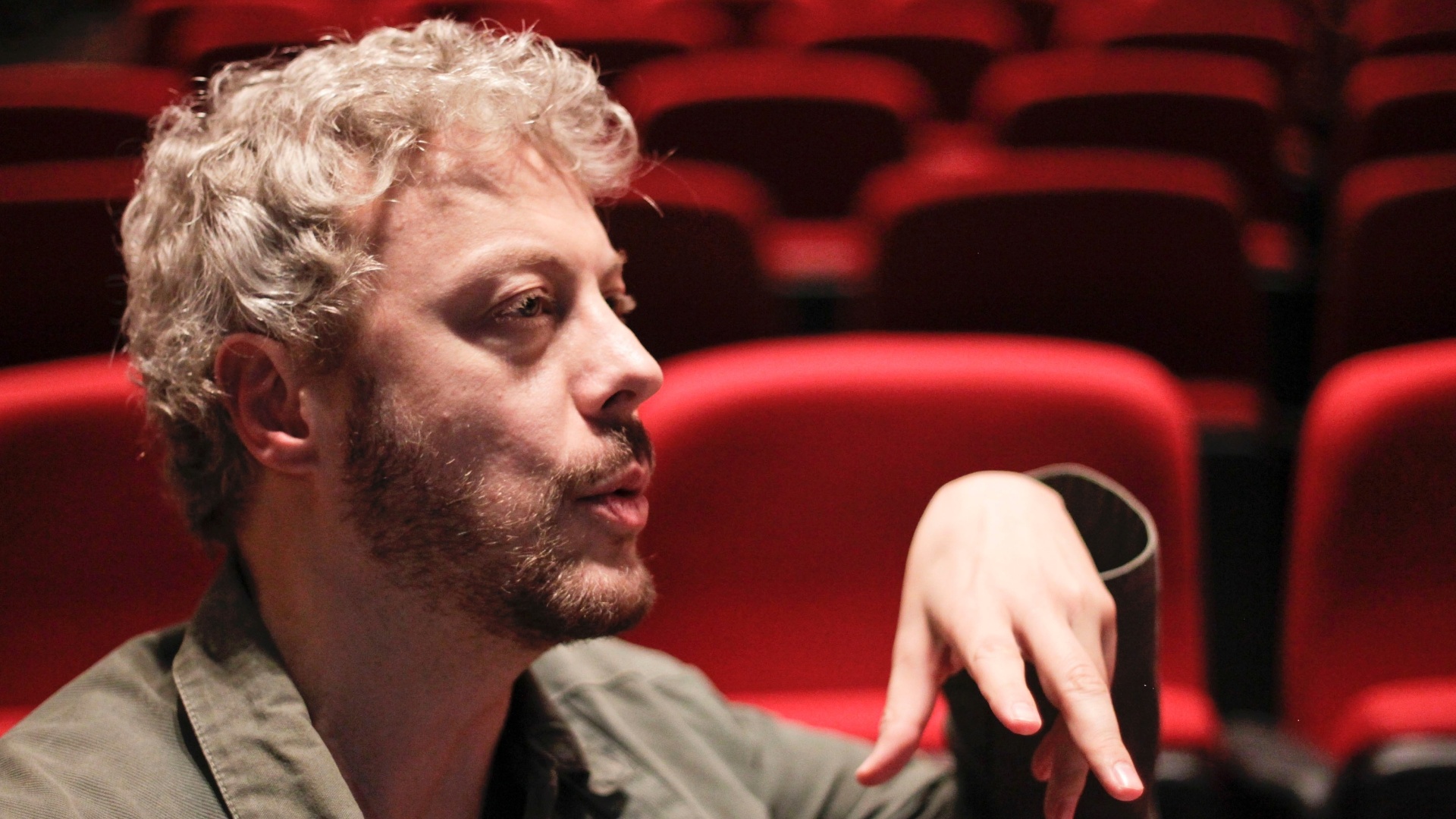Guilherme Weber fala da peça "O Livro de Itens do Paciente Estevão" na plateia do teatro do Sesc Belenzinho (14/09/2012) - Fernando Donasci/UOL