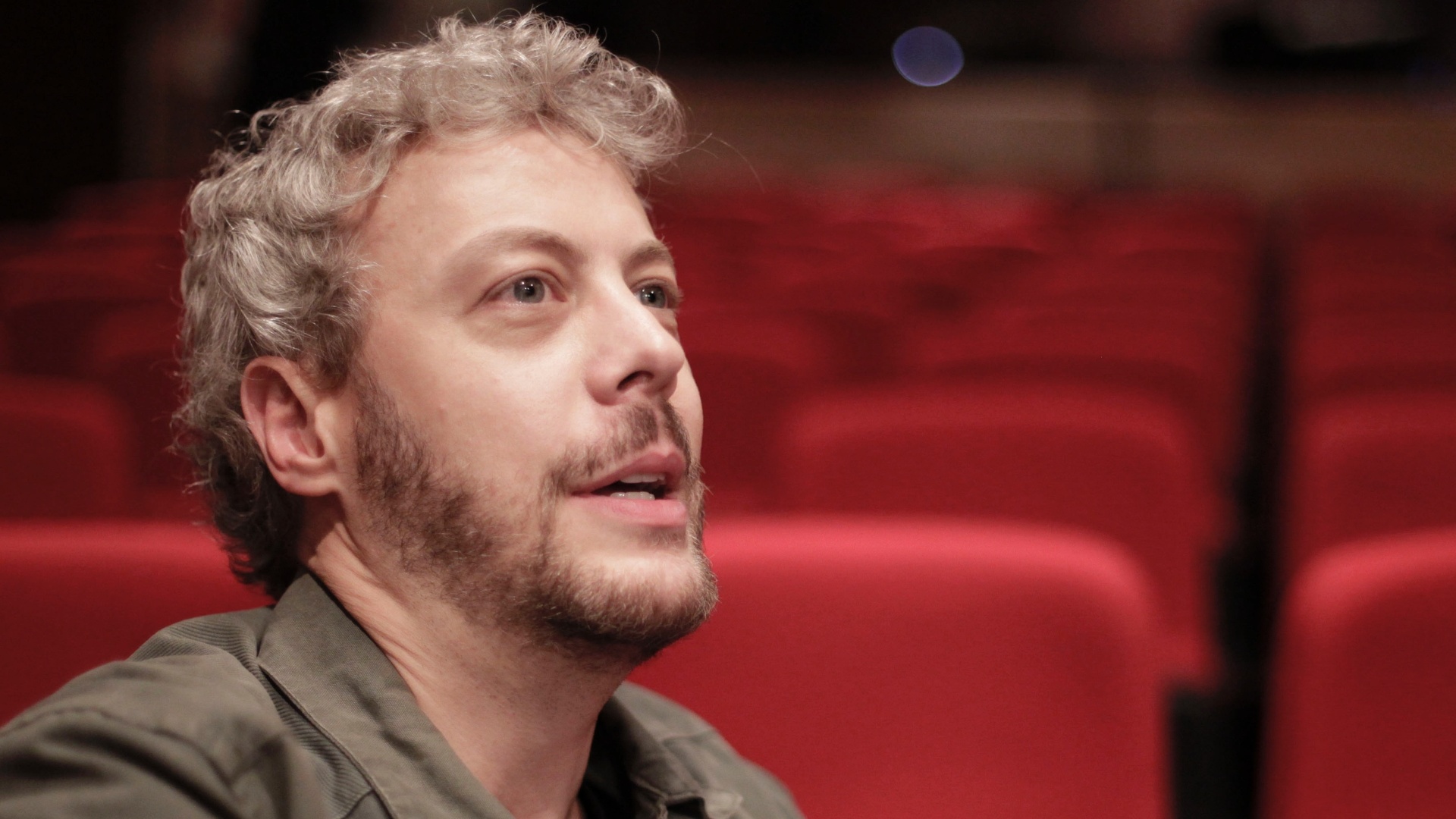 Guilherme Weber fala da peça "O Livro de Itens do Paciente Estevão" na plateia do teatro do Sesc Belenzinho (14/09/2012) - Fernando Donasci/UOL