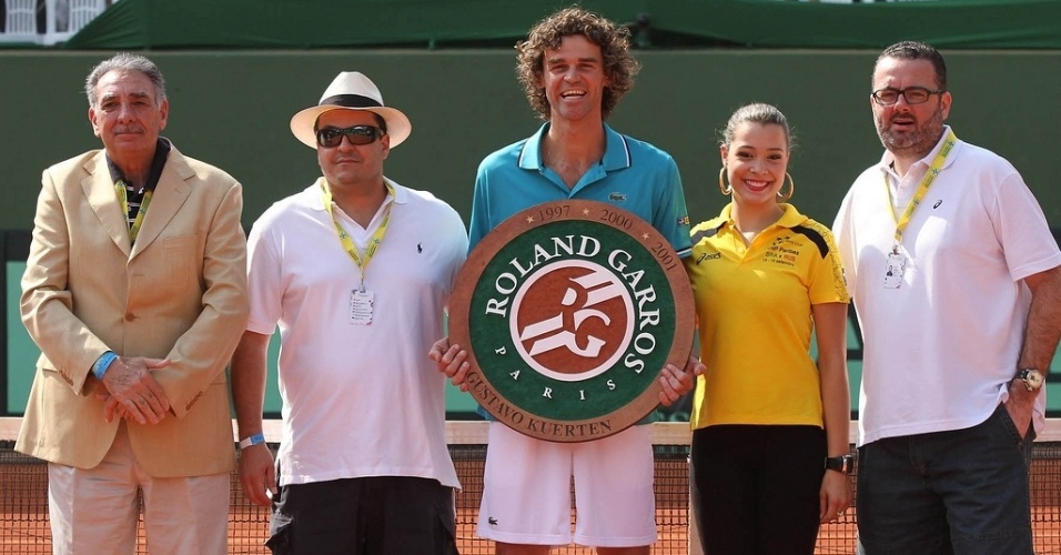 Gustavo Kuerten recebe homenagem pelo tricampeonato de Roland Garros na quadra central do Harmonia Tênis Clube