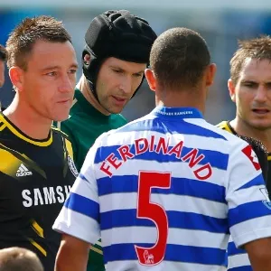 Momento do cumprimento entre Terry e Anton Ferdinand foi bastante aguardado por Petr Cech e Frank Lampard - Andrew Winning/Reuters