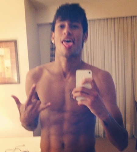Neymar publicou em seu perfil no Twitter uma foto em que mostra o abdômen definido (15/9/12)