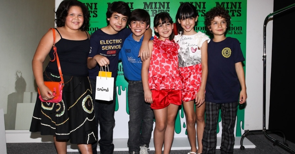 O elenco da novela Carrossel posa para fotos na Fashion Kids (15/9/12)