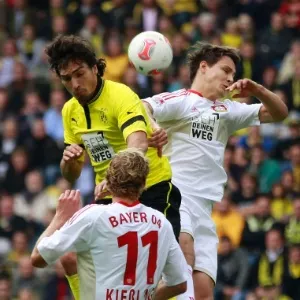 Zagueiro Mats Hummels subiu para marcar de cabeça pelo Borussia Dortmund contra o Bayer Leverkusen - Ina Fassbender/Reuters