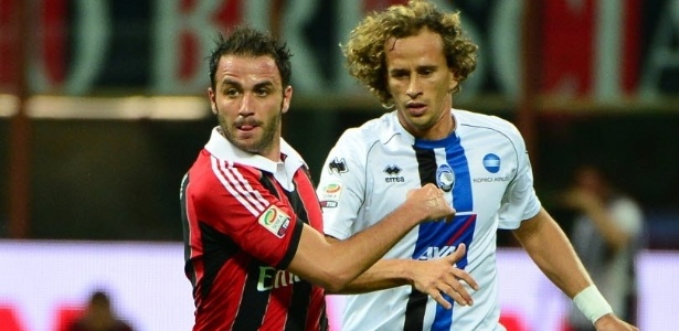 Milan, de Pazzini (esq.) perdeu em casa para o Atalanta, de Manfredini - AFP PHOTO / OLIVIER MORIN