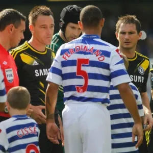 Timidamente, Terry olha e estende a mão para Anton Ferdinand, que passa batido - Andrew Winning/Reuters