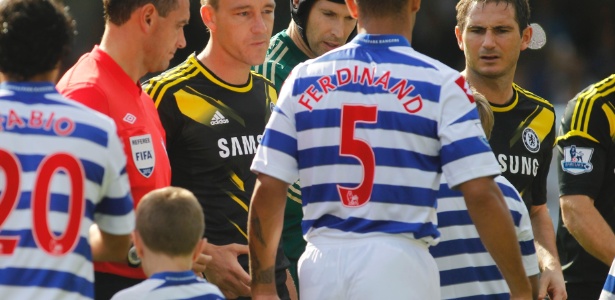 Terry olha e estende a mão para Anton Ferdinand, que o ignora no reencontro - Andrew Winning/Reuters