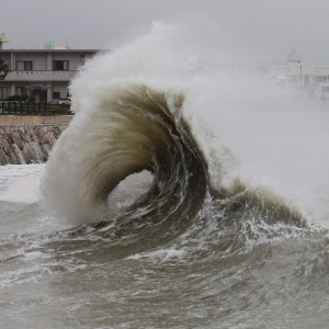 Grandes ondas se chocam contra porto de Nanjo, em Okinawa, no Japão, por causa do tufão Sanba que se dirige em direção à peninsula da Coreia - Hitoshi Maeshiro/Efe 
