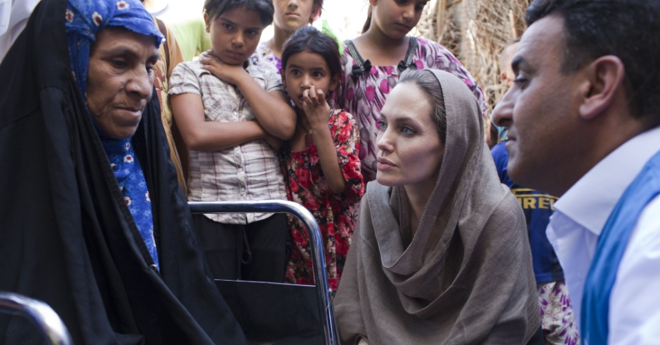 Atriz Angelina Jolie conversa com mulher refugiada no Iraque (15/9/12)