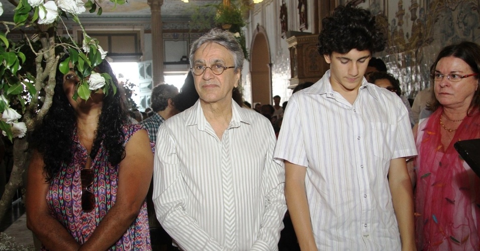 Cantor Caetano Veloso (centro) acompanha missa em comemoração aos 105 anos de sua mãe, Dona Canô, em Santo Amaro da Purificação, na Bahia (16/9/12)