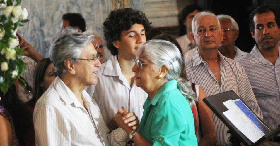 Cantor Caetano Veloso (à esq.) acompanha missa em comemoração aos 105 anos de sua mãe, Dona Canô, em Santo Amaro da Purificação, na Bahia (16/9/12)