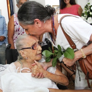 Cantora Maria Bethânia beija a mãe, dona Canô, em seu aniversário de 105 anos, na Bahia (16/9/12)