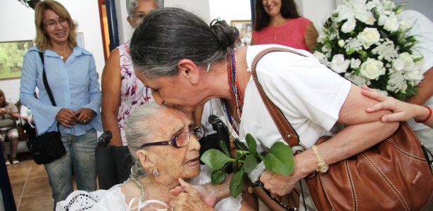 Cantora Maria Bethânia e a mãe Dona Canô, que segue internada em hospital de Salvador