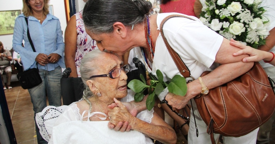 Cantora Maria Bethânia beija a mãe, dona Canô, em seu aniversário de 105 anos, na Bahia (16/9/12)