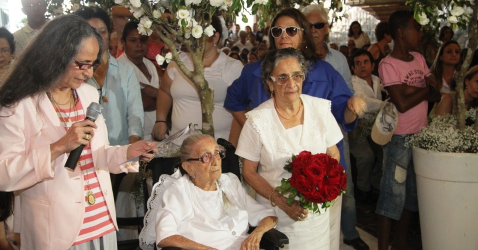 Cantora Maria Bethânia homenageia a mãe, dona Canô, em seus 105 anos durante missa em Santo Amaro da Purificação, na Bahia (16/9/12)