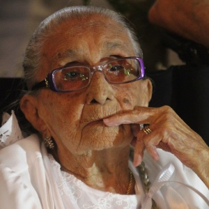 Dona Canô, mãe do cantor Caetano Veloso, celebra seus 105 anos com missa em Santo Amaro da Purificação, na Bahia (16/9/12)