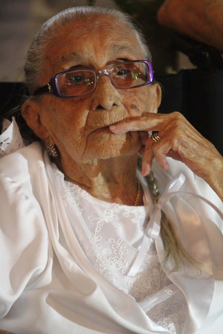 Dona Canô, mãe do cantor Caetano Veloso, celebra seus 105 anos com missa em Santo Amaro da Purificação, na Bahia (16/9/12)