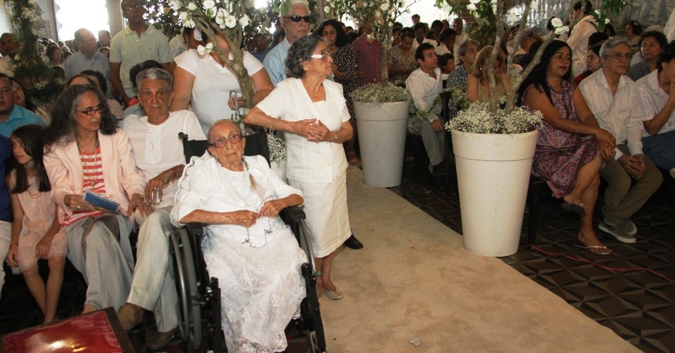 Dona Canô, mãe do cantor Caetano Veloso, celebra seus 105 anos com missa em Santo Amaro da Purificação, na Bahia (16/9/12)