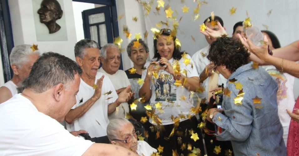 Dona Canô, mãe dos cantores Caetano Veloso e Maria Bethânia, ganha festa em seus 105 anos em Santo Amaro da Purificação, na Bahia (16/9/12)