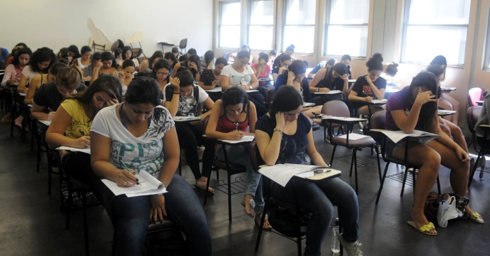 Estudantes fazem segundo exame de qualificação do vestibular 2013 da Uerj (Universidade do Estado do Rio de Janeiro) neste domingo (16). As provas serão realizadas das 9h às 13h. São esperados 66.950 candidatos