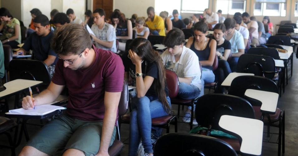 Estudantes fazem segundo exame de qualificação do vestibular 2013 da Uerj (Universidade do Estado do Rio de Janeiro) neste domingo (16). As provas serão realizadas das 9h às 13h. São esperados 66.950 candidatos