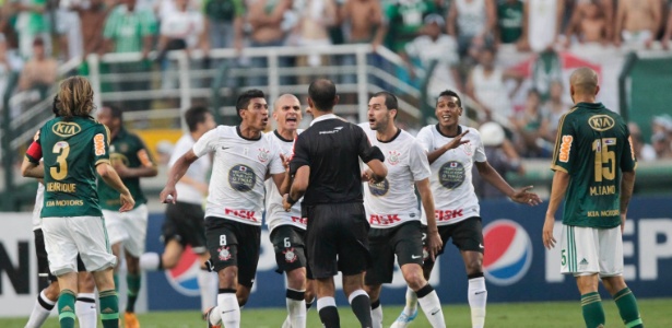 Corintianos reclamam com árbitro nos minutos finais de clássico com o Palmeiras - Fernando Donasci/UOL