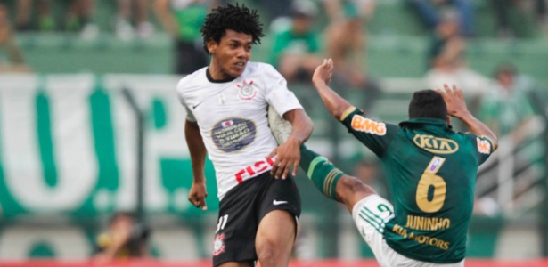 Jogadores do Corinthians e do Palmeiras disputam lance no último clássico - Fernando Donasci/UOL