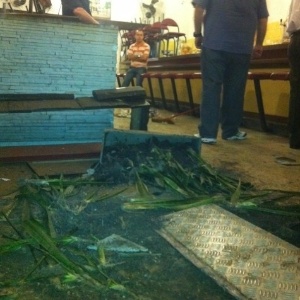 Lanchonete Frevinho, onde jantavam Frizzo e Tirone, fica destruída após ataque de torcedores - Paulo Passos/UOL