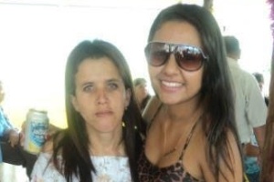 Luciana, irmã do sertanejo Gusttavo Lima, (à esq) e a amiga Ana Gabriela (2012)