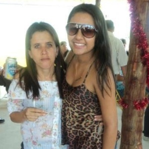 Luciana, irmã do sertanejo Gusttavo Lima, (à esq) e a amiga Ana Gabriela, em foto de 2012