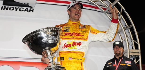 Ryan Hunter-Reay posa com o troféu da Fórmula Indy; piloto foi campeão da categoria - Robert Laberge/Getty Images/AFP
