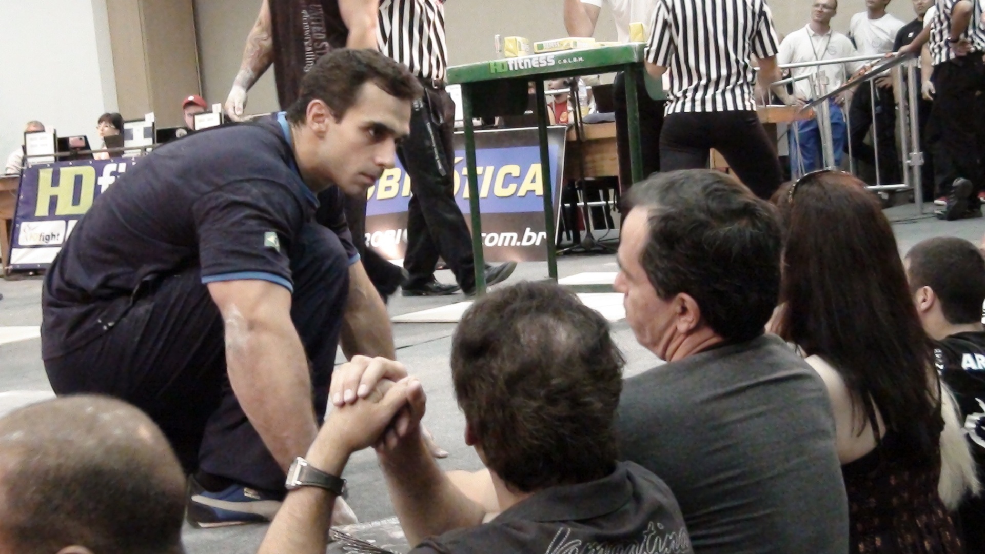 Vitor Pareja pega instruções com o tio, Roberto, durante Mundial de luta de braço em São Vicente - undefined