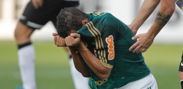 Zagueiro Artur, do Palmeiras, durante clássico contra o Corinthians no Pacaembu - Fernando Donasci/UOL