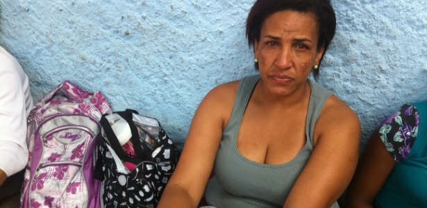 Mariângela dos Santos Soares, 44, foi avisada pela filha do incêndio: "Não sei o que vai ser de mim agora" - Fábio Luis de Paula/UOL