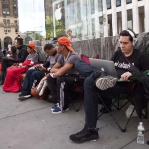 17.set.2012 - Fãs da Apple acampam em frente à loja da fabricante na 5ª Avenida, em Nova York (EUA), à espera do início das vendas do iPhone 5 - Don Emmert/AFP