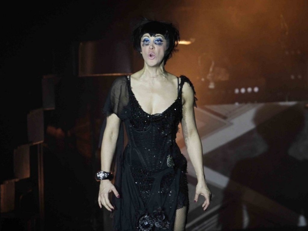 A atriz Claudia Raia comemora 200 apresentações do musical "Cabaret", no palco do Teatro Procópio Ferreira, em São Paulo (16/9/12) - Danilo Carvalho e Thais Aline/AgNews