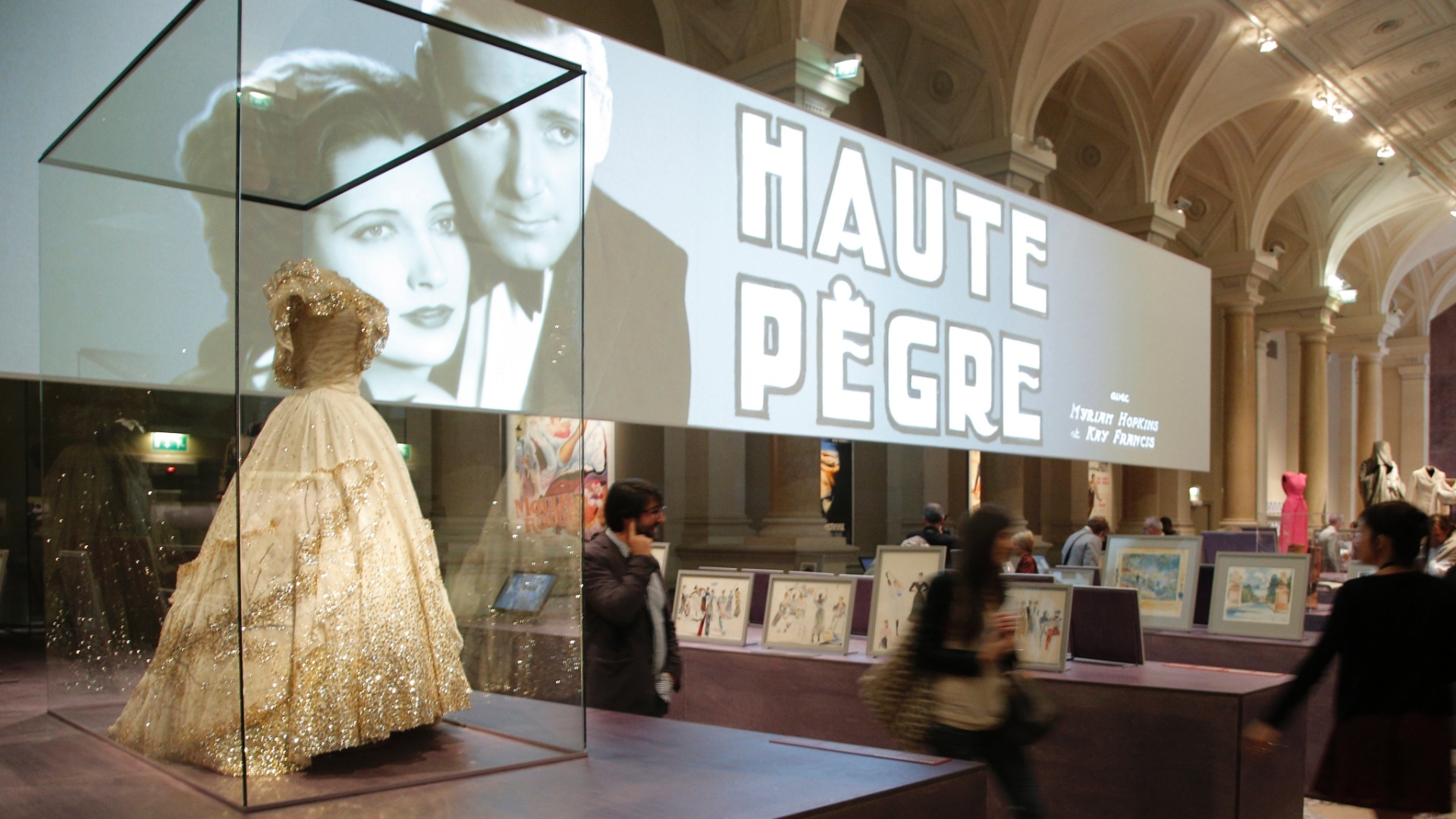 A exposição "Paris Vista por Hollywood" mostra o fascínio de Hollywood com Paris através de filmes, figurinos e cartazes. Paris já apareceu em filmes de Hollywood mais de 800 vezes desde 1900, tornando-se a cidade estrangeira mais exibida na indústria cinematográfica americana (17/9/12) - AFP PHOTO / MARTIN BUREAU