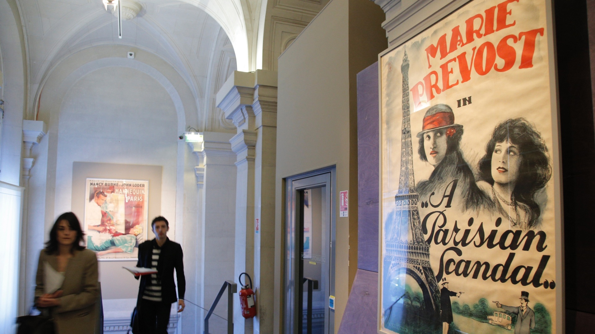 A exposição "Paris Vista por Hollywood" mostra o fascínio de Hollywood com Paris através de filmes, figurinos e cartazes. Paris já apareceu em filmes de Hollywood mais de 800 vezes desde 1900, tornando-se a cidade estrangeira mais exibida na indústria cinematográfica americana (17/9/12) - AFP PHOTO / MARTIN BUREAU