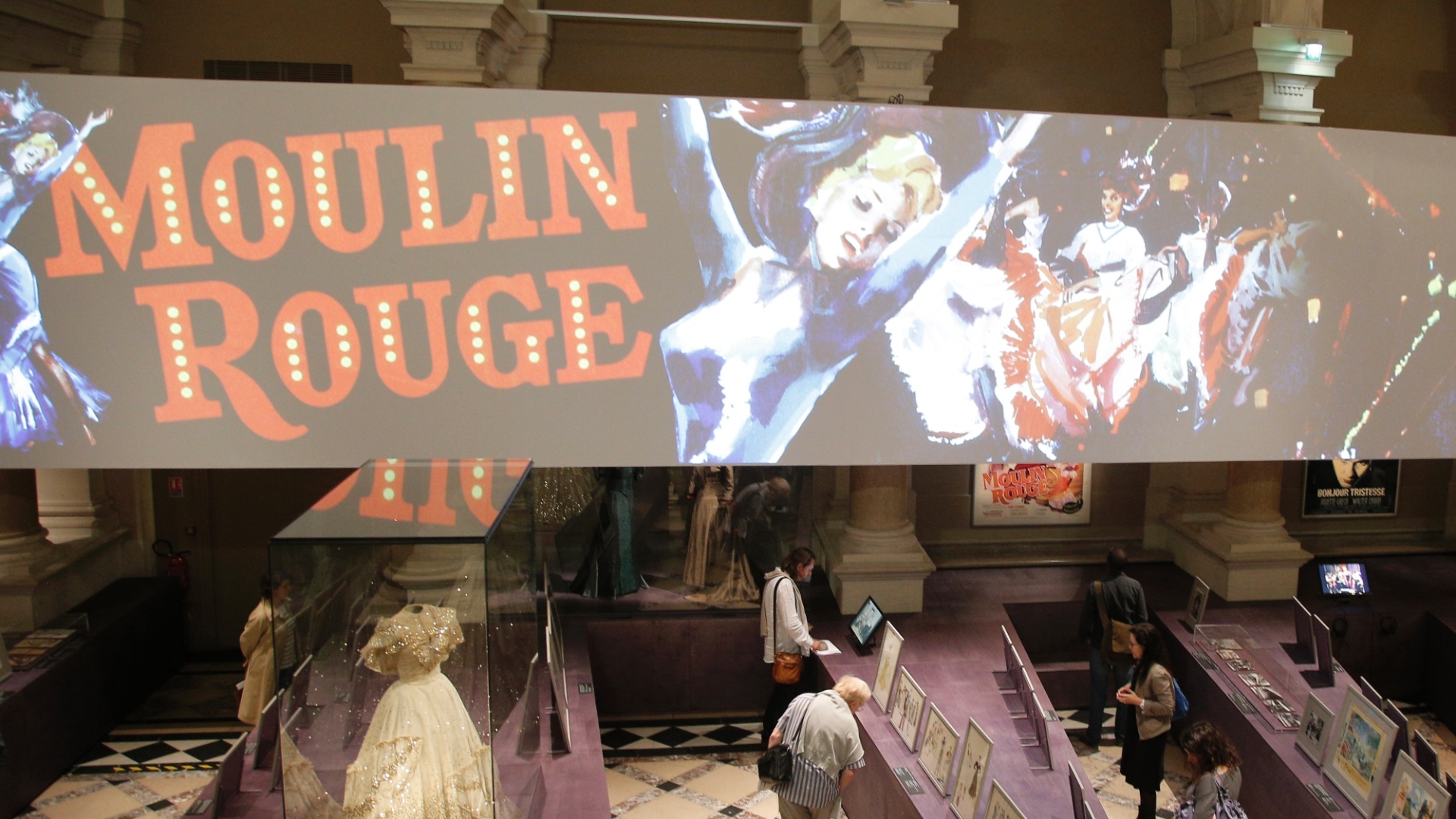 A exposição "Paris Vista por Hollywood" mostra o fascínio de Hollywood com Paris através de filmes, figurinos e cartazes. Paris já apareceu em filmes de Hollywood mais de 800 vezes desde 1900, tornando-se a cidade estrangeira mais exibida na indústria cinematográfica americana (17/9/12) - AFP PHOTO / MARTIN BUREAU