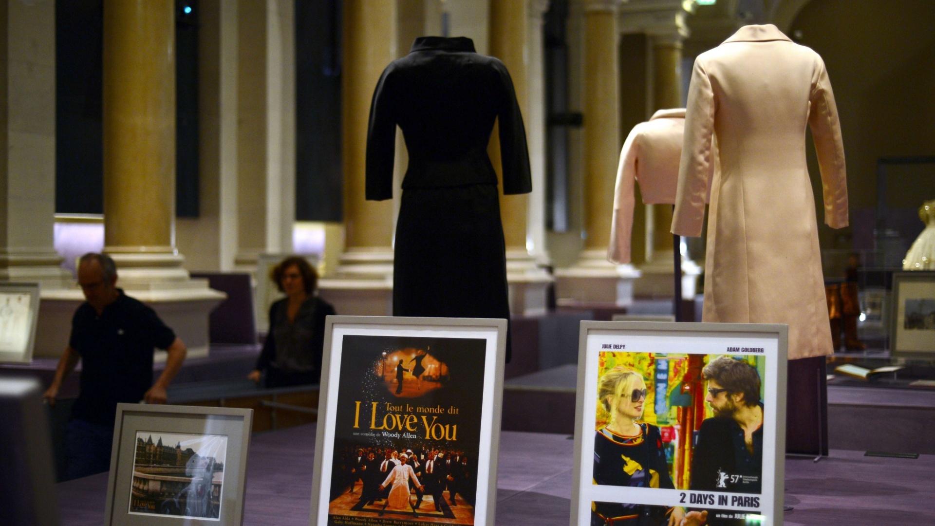 A exposição "Paris Vista por Hollywood" mostra o fascínio de Hollywood com Paris através de filmes, figurinos e cartazes. Paris já apareceu em filmes de Hollywood mais de 800 vezes desde 1900, tornando-se a cidade estrangeira mais exibida na indústria cinematográfica americana (17/9/12) - AFP PHOTO / MARTIN BUREAU
