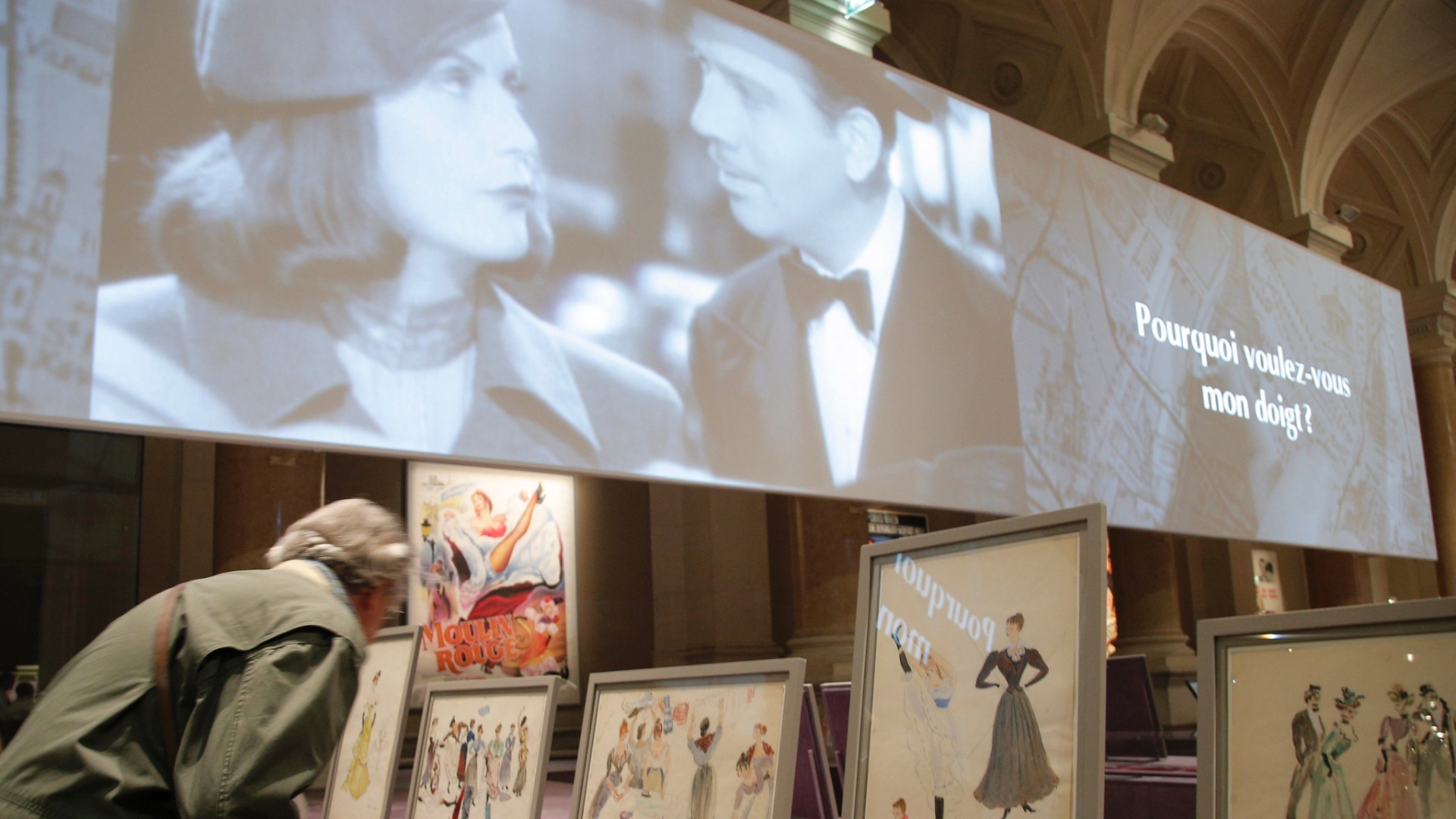 A exposição "Paris Vista por Hollywood" mostra o fascínio de Hollywood com Paris através de filmes, figurinos e cartazes. Paris já apareceu em filmes de Hollywood mais de 800 vezes desde 1900, tornando-se a cidade estrangeira mais exibida na indústria cinematográfica americana (17/9/12) - AFP PHOTO / MARTIN BUREAU