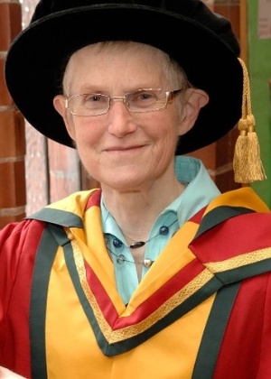 Ann Johnson recebeu o título de doutora Honoris Causa pela sua luta contra o mal de Alzheimer - University of Bolton