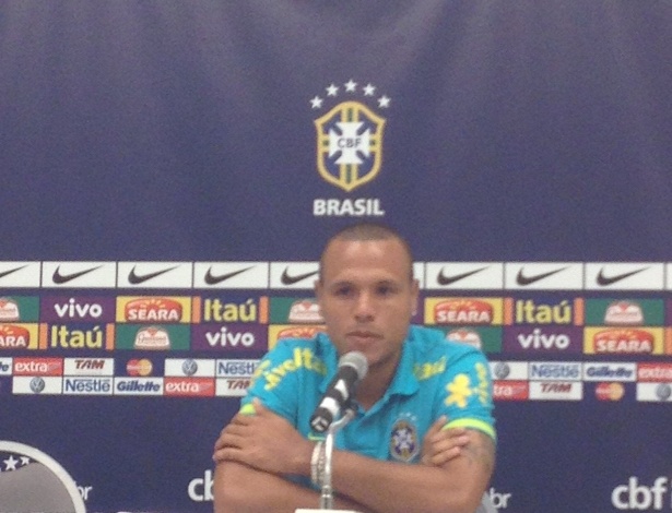 Atacante Luis Fabiano durante entrevista coletiva no hotel da seleção brasileira em Goiânia