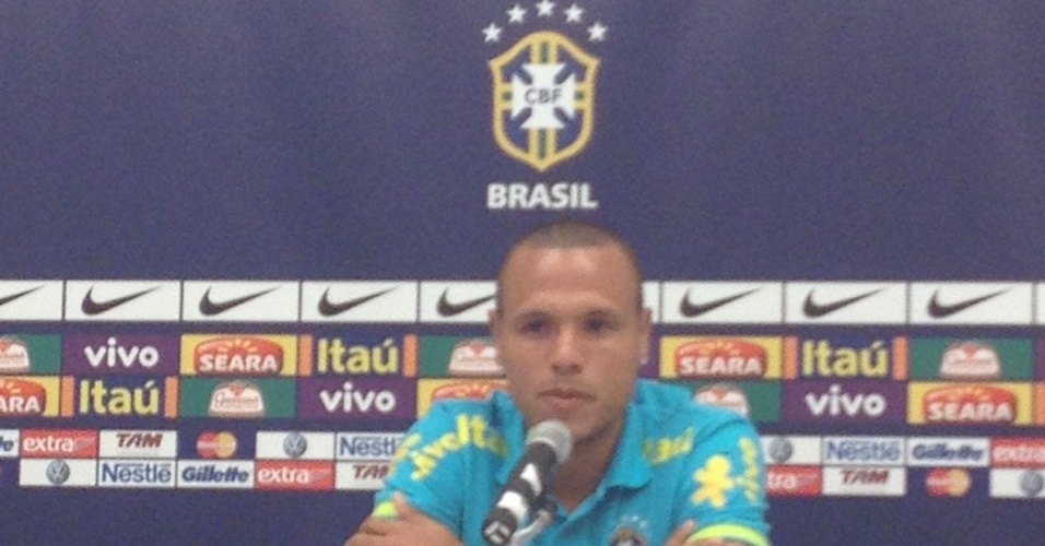 Atacante Luis Fabiano durante entrevista coletiva no hotel da seleção brasileira em Goiânia